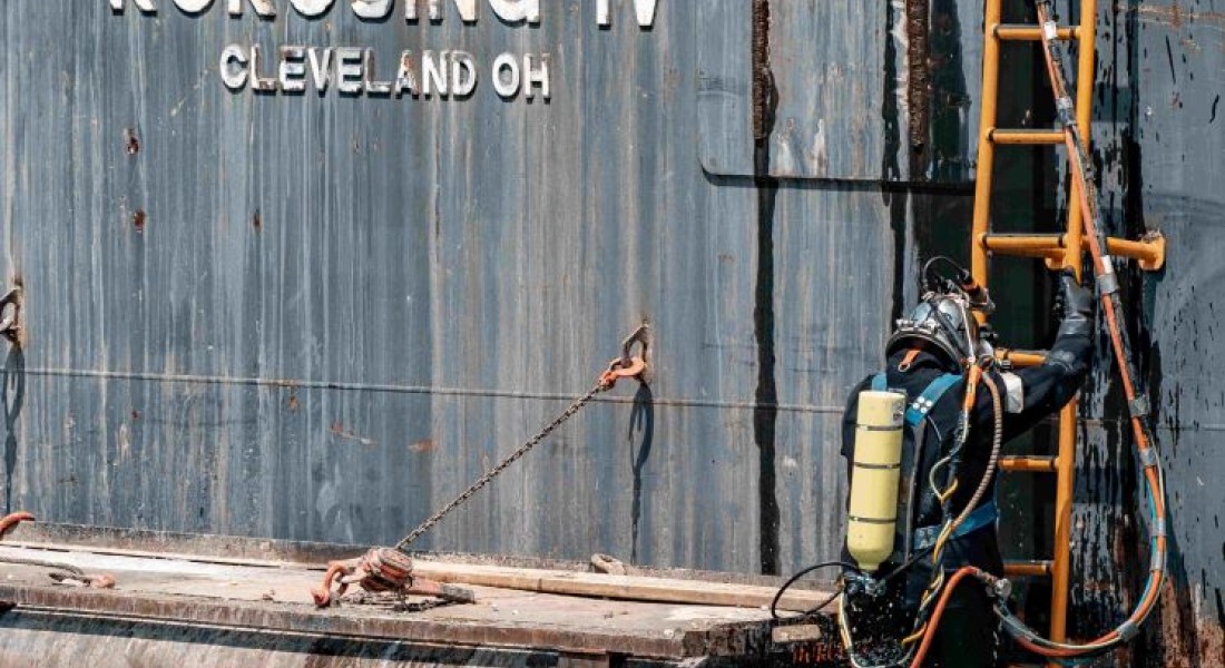 20230602 Diver entering water v4